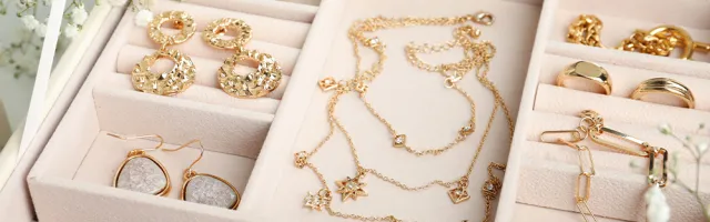 תכשיטים: אמנות, יוקרה והיסטוריה