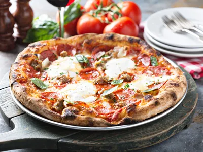 הדרך הזולה והקלה להכנת פיצה בבית + מתכון מנצח