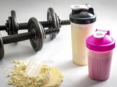 גיינר או אבקת חלבונים? איך מעלים מסת שרירים - מדריך לרזים